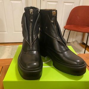 NEVER WORN Black Leather Zip Chelsea Boots (Size 10)